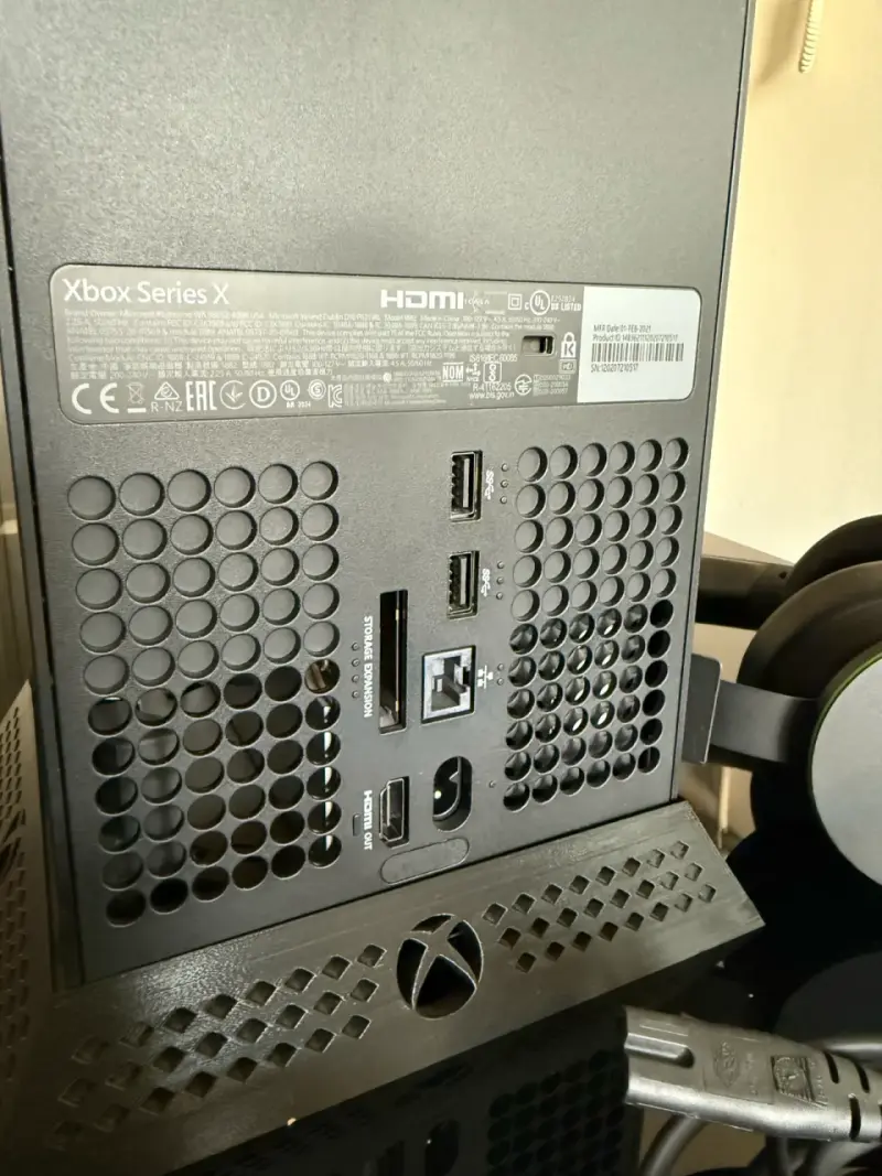 Consola Xbox Series X con control y accesorio. - 2
