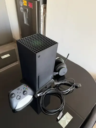 Consola Xbox Series X con control y accesorio. - miniatura 3