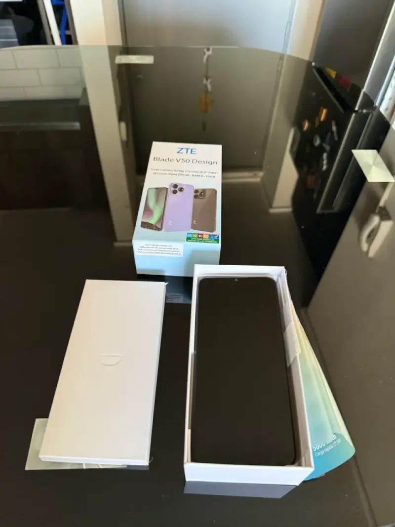 Smartphone ZTE Blade V50 Design con triple cámara - 1