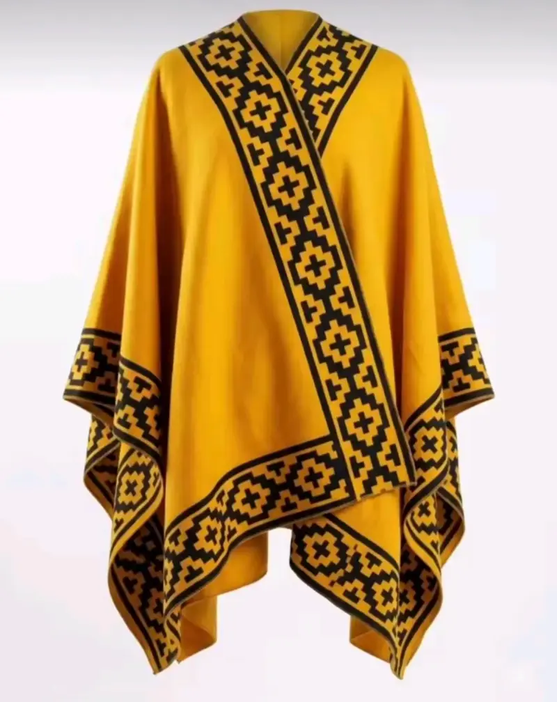 Poncho amarillo con diseño étnico