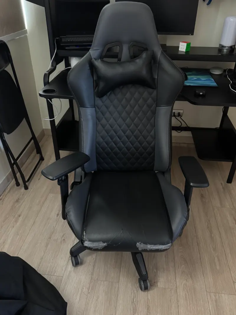 Silla gamer ergonómica negra con desgaste