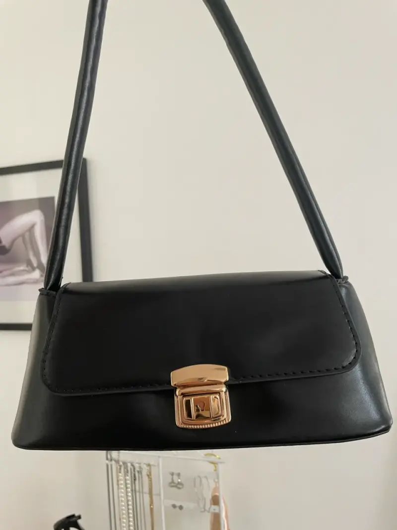 Cartera de hombro negra con cierre dorado - 1