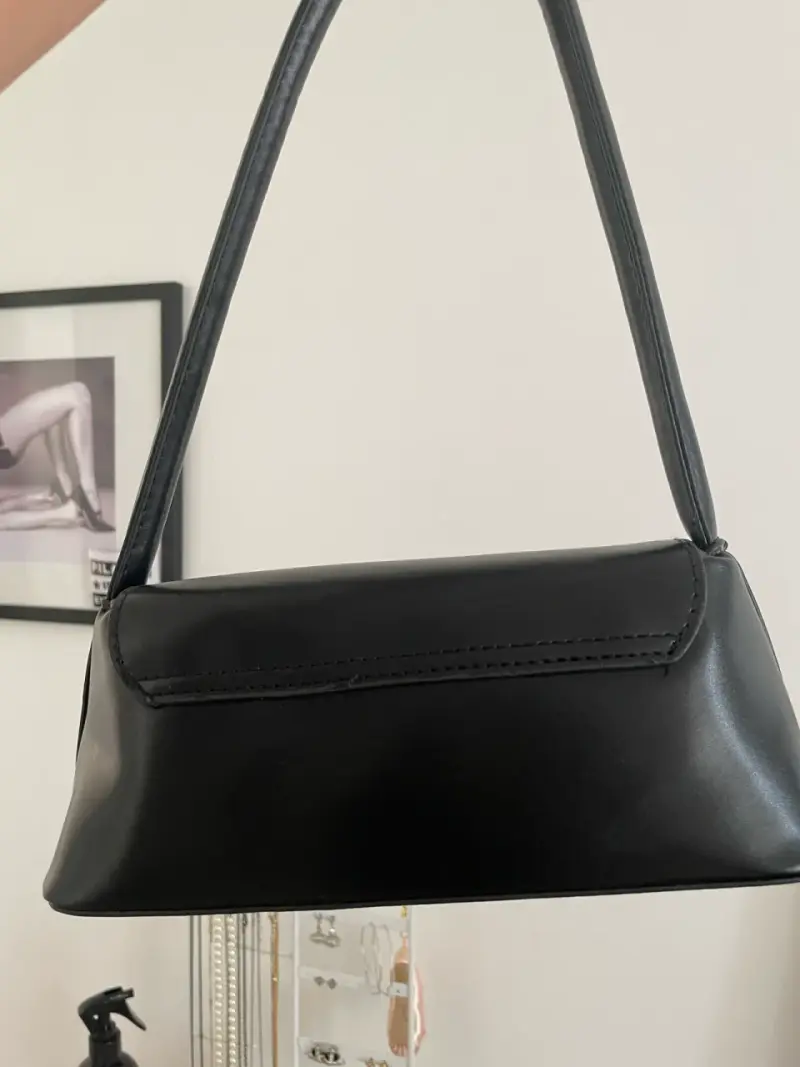 Cartera de hombro negra con cierre dorado - 2