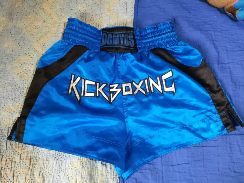 Shorts de kickboxing azul con diseño deportivo - 1