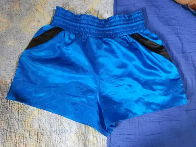 Shorts de kickboxing azul con diseño deportivo - miniatura 2