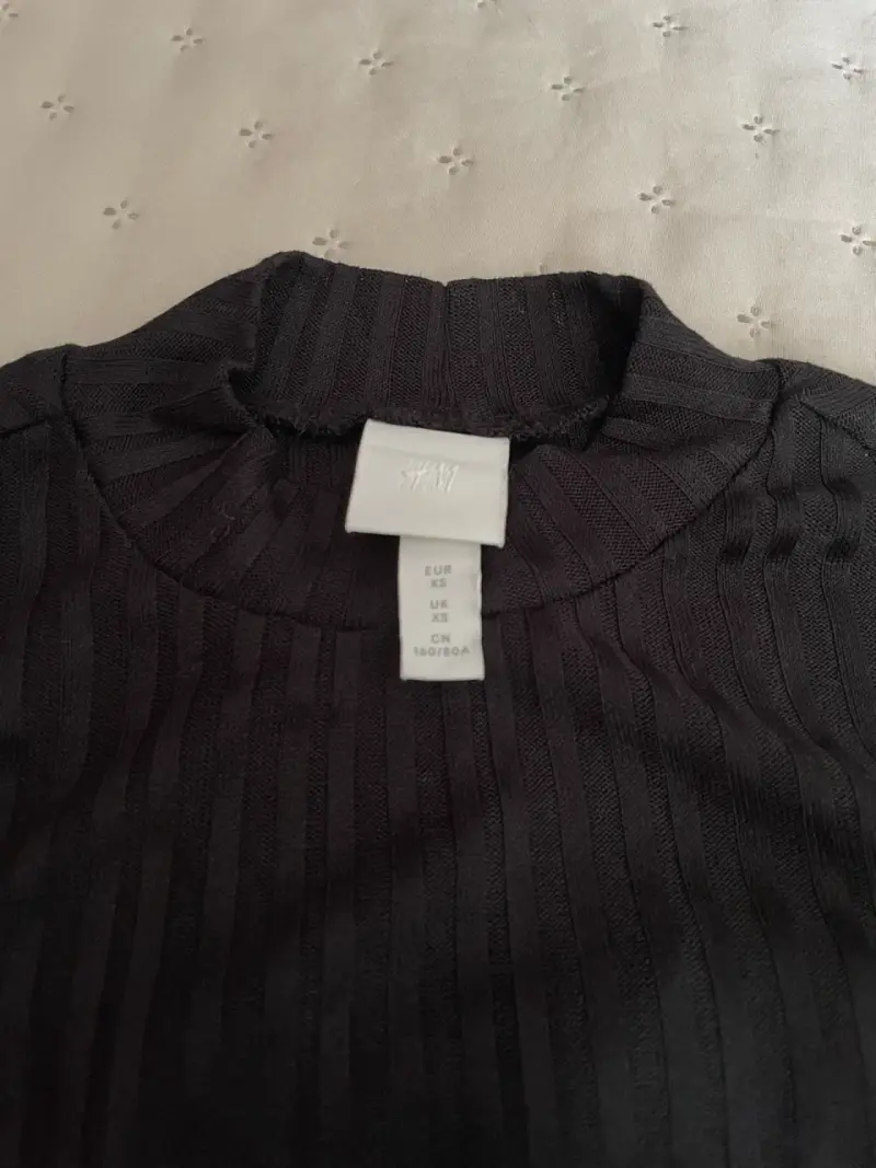 Polera negra de canalé H&M talla XS - 2