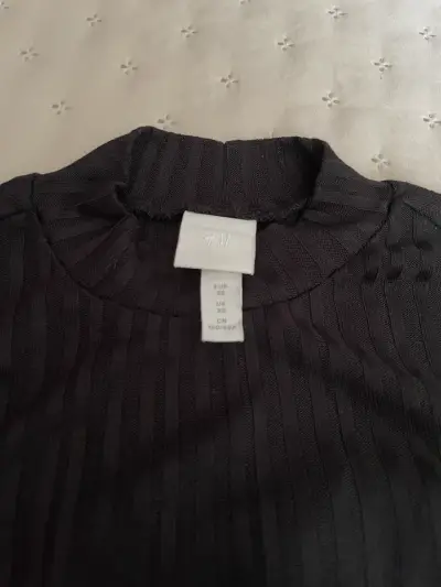 Polera negra de canalé H&M talla XS - miniatura 2