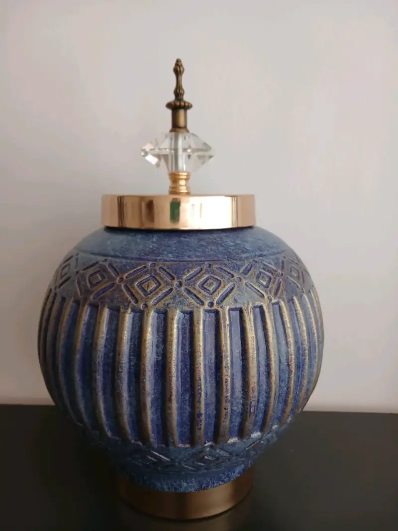 Jarrón decorativo azul con tapa dorada - 1