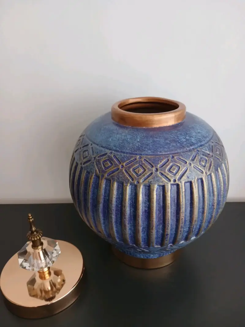 Jarrón decorativo azul con tapa dorada - 2