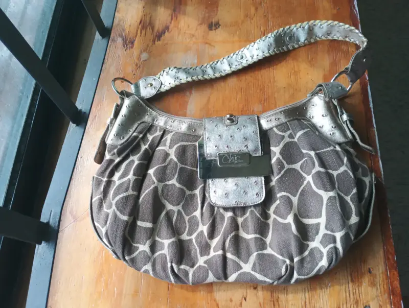 Cartera con diseño animal print y detalles - 2