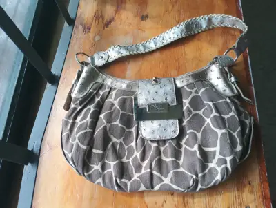 Cartera con diseño animal print y detalles - miniatura 2