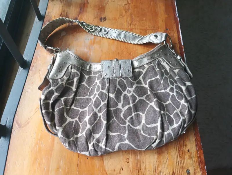 Cartera con diseño animal print y detalles - 3