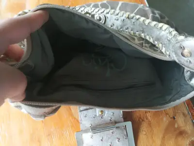 Cartera con diseño animal print y detalles - miniatura 4