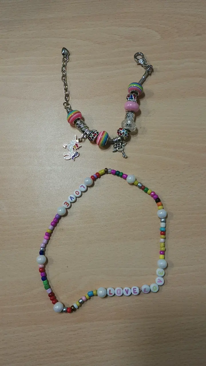 Set de pulseras coloridas con dijes
