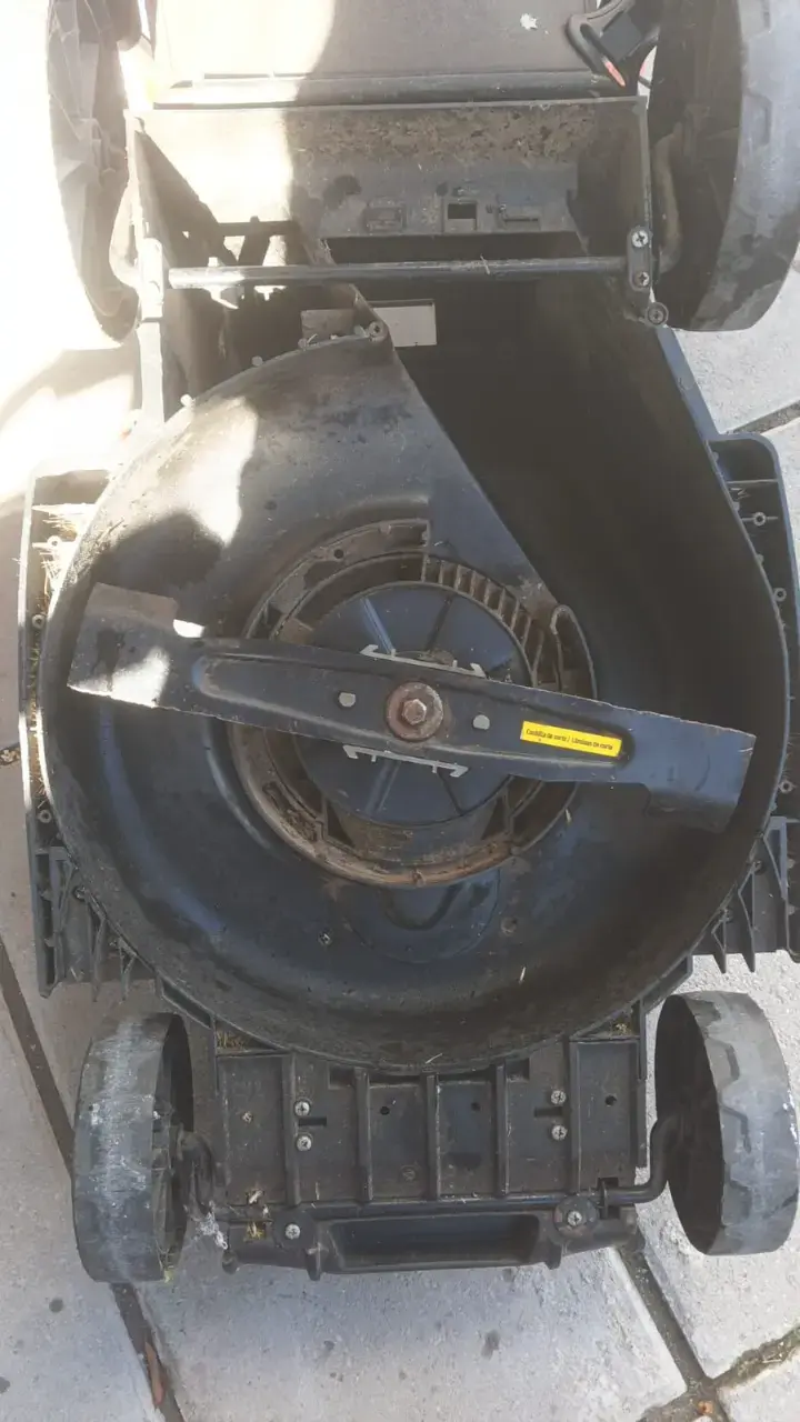 Cortacésped eléctrico Bauker 1600W usado - 4