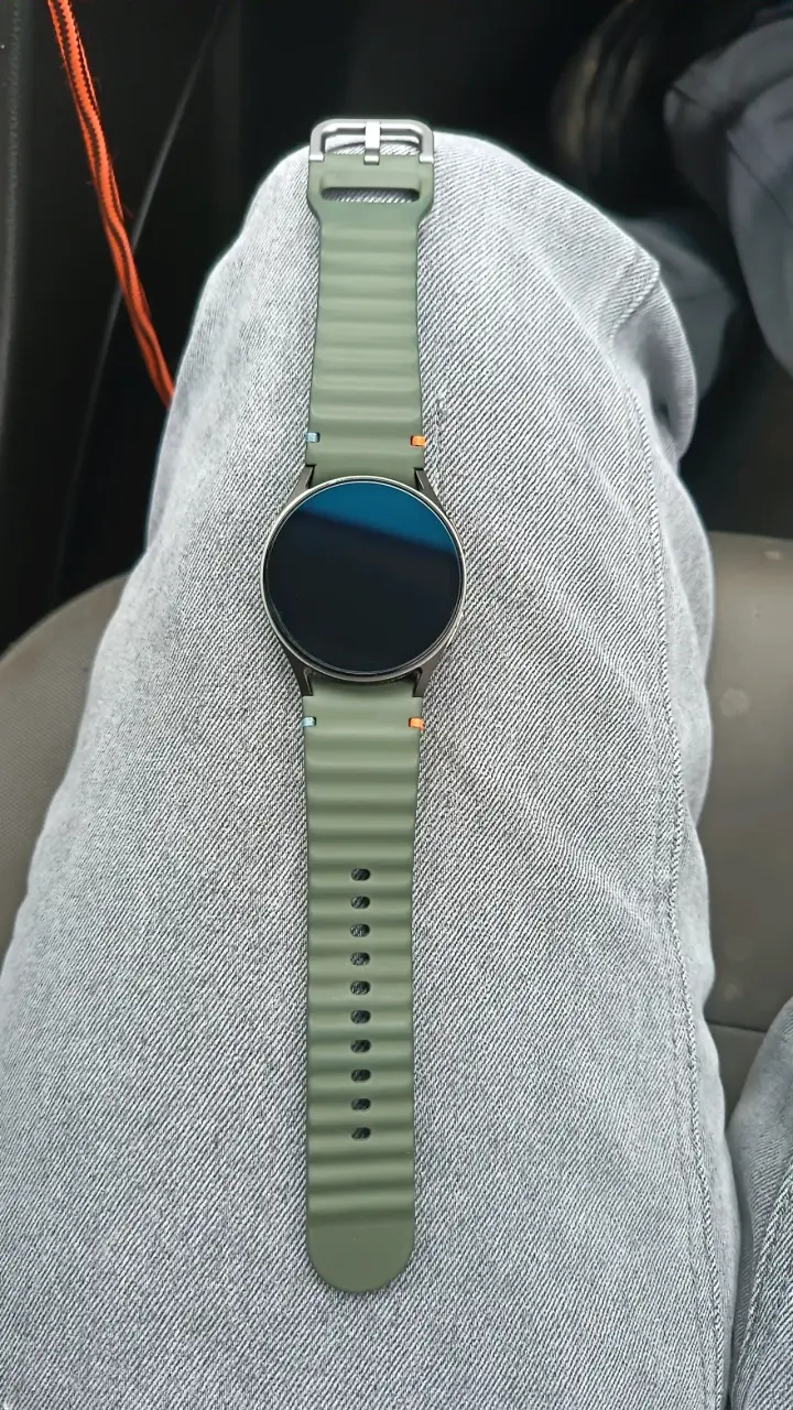 Reloj inteligente con correa verde