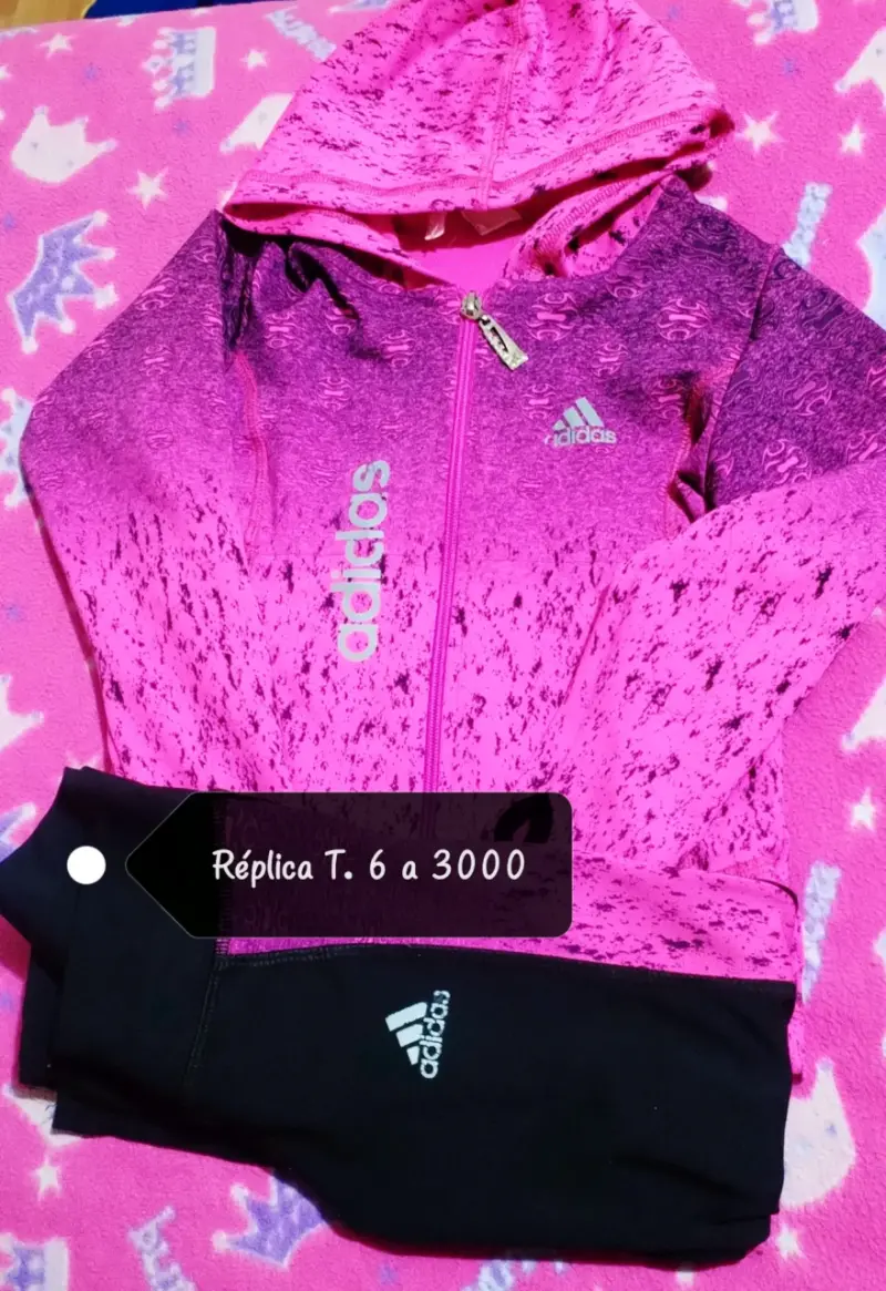 Conjunto deportivo rosa con capucha y pantalón negro - 1