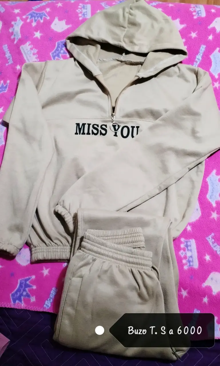 Conjunto deportivo rosa con capucha y pantalón negro - 2