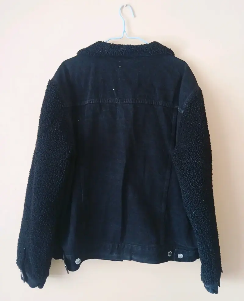Chaqueta de mezclilla negra con forro de borrego - 2