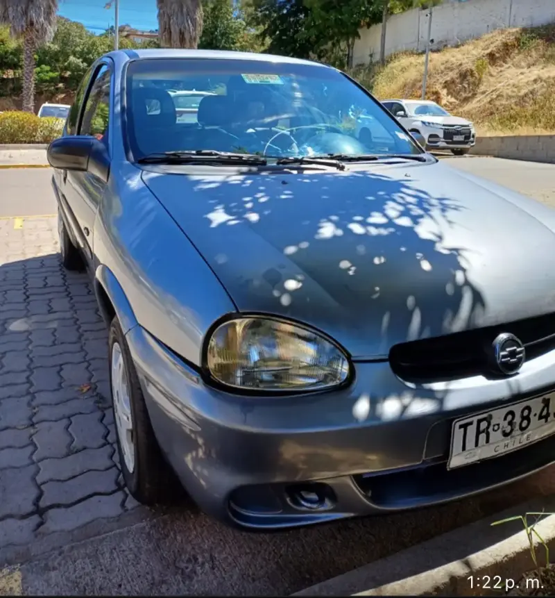 Auto Chevrolet Corsa gris en buen estado - 1