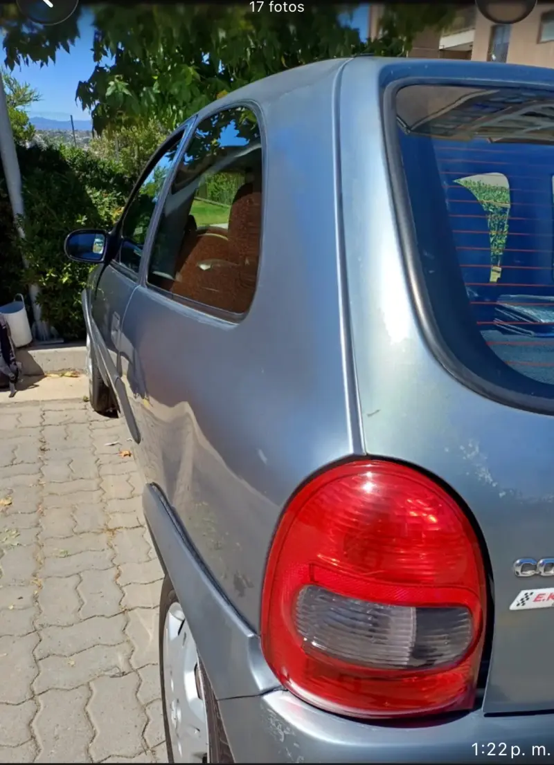 Auto Chevrolet Corsa gris en buen estado - 2