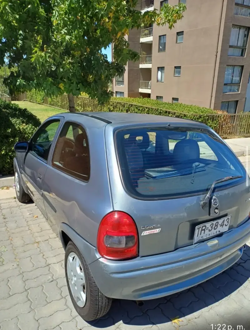 Auto Chevrolet Corsa gris en buen estado - 3