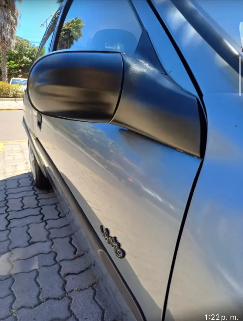 Auto Chevrolet Corsa gris en buen estado - 4