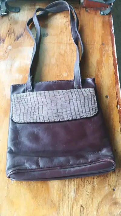 Cartera de cuero marrón con solapa texturizada - miniatura 1