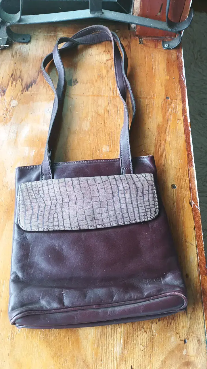 Cartera de cuero marrón con solapa texturizada - 2