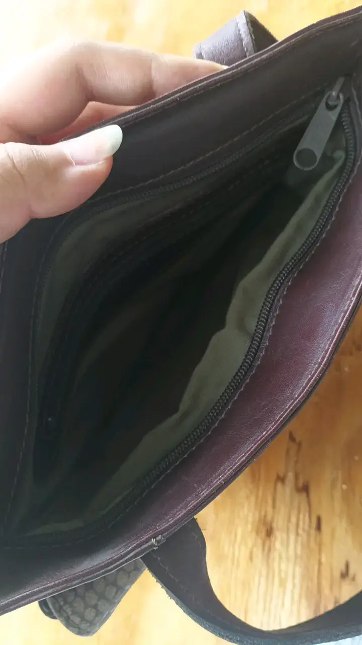 Cartera de cuero marrón con solapa texturizada - 5
