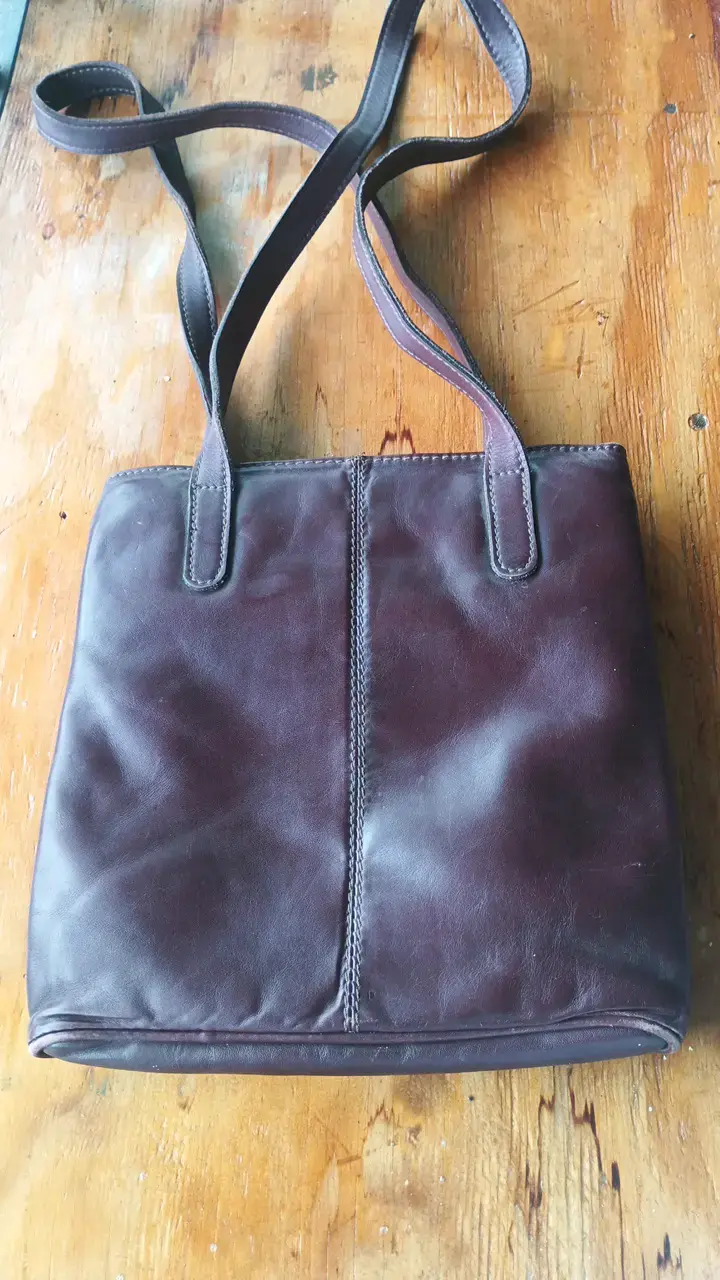 Cartera de cuero marrón con solapa texturizada - 6