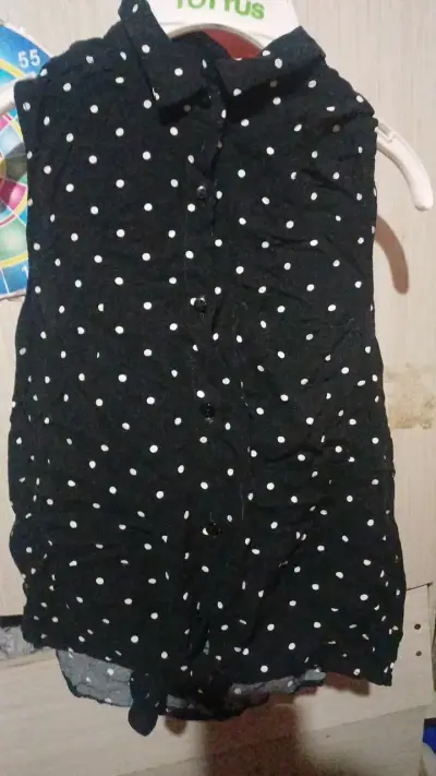Blusa negra con lunares blancos - miniatura 1