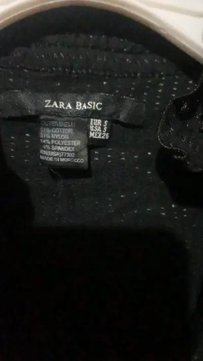 Vestido negro Zara Basic con detalles - miniatura 2
