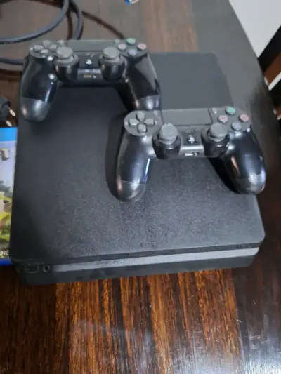 Consola PlayStation 4 con dos controles y juegos - miniatura 1
