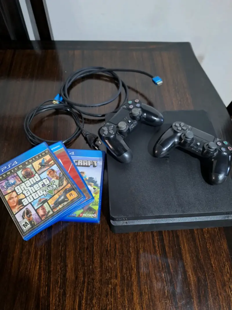 Consola PlayStation 4 con dos controles y juegos - 3