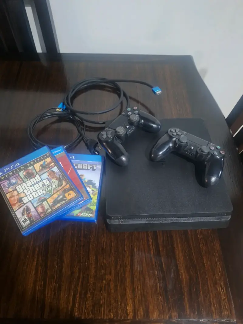 Consola PlayStation 4 con dos controles y juegos - 4
