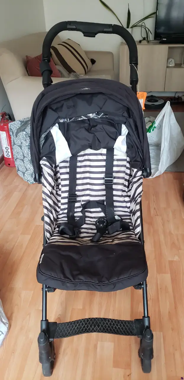 Coche de bebé plegable negro a rayas - 1