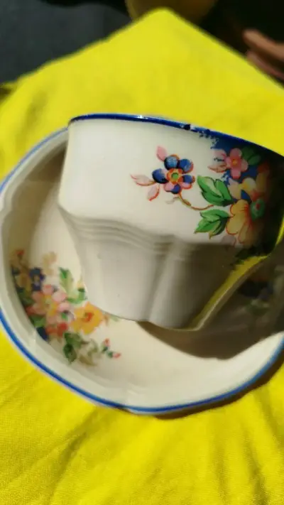Taza de café vintage con platillo floral - miniatura 1