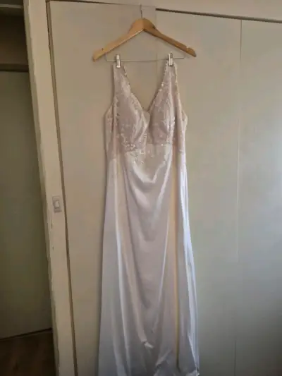 Vestido de novia elegante con encaje - miniatura 1