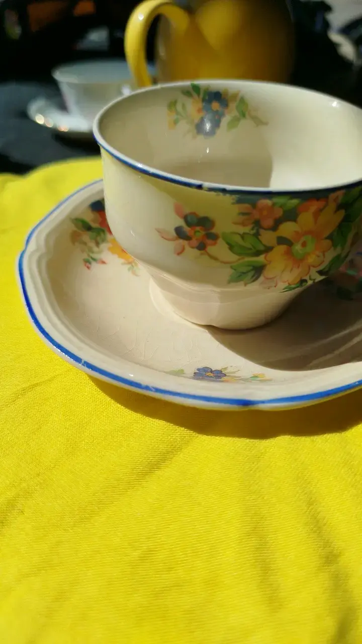 Taza de café vintage con platillo floral - 3