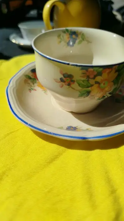 Taza de café vintage con platillo floral - miniatura 3