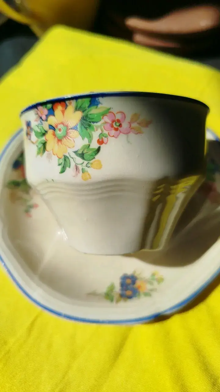 Taza de café vintage con platillo floral - 4