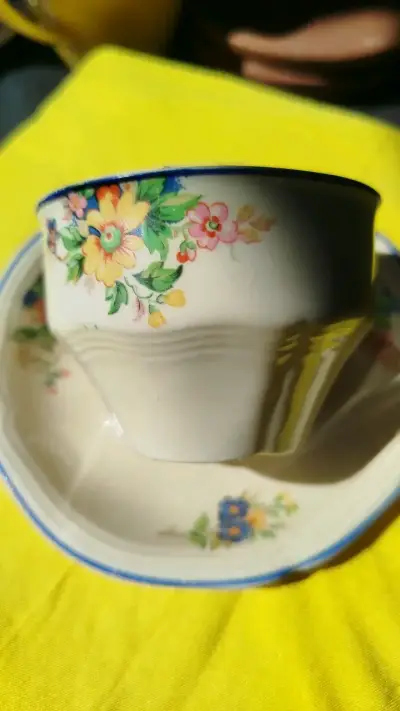 Taza de café vintage con platillo floral - miniatura 4