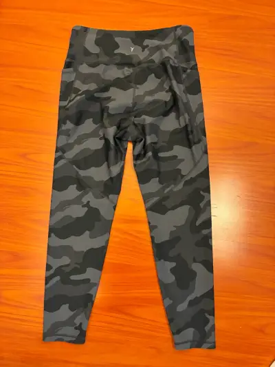 ♻️Leggings deportivos camuflados Old Navy Active - miniatura 2