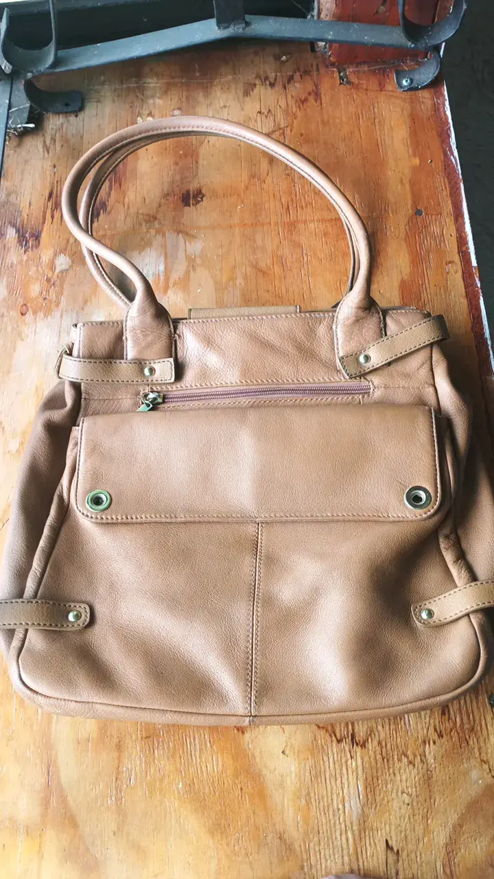 Bolso de cuero sintético color camel