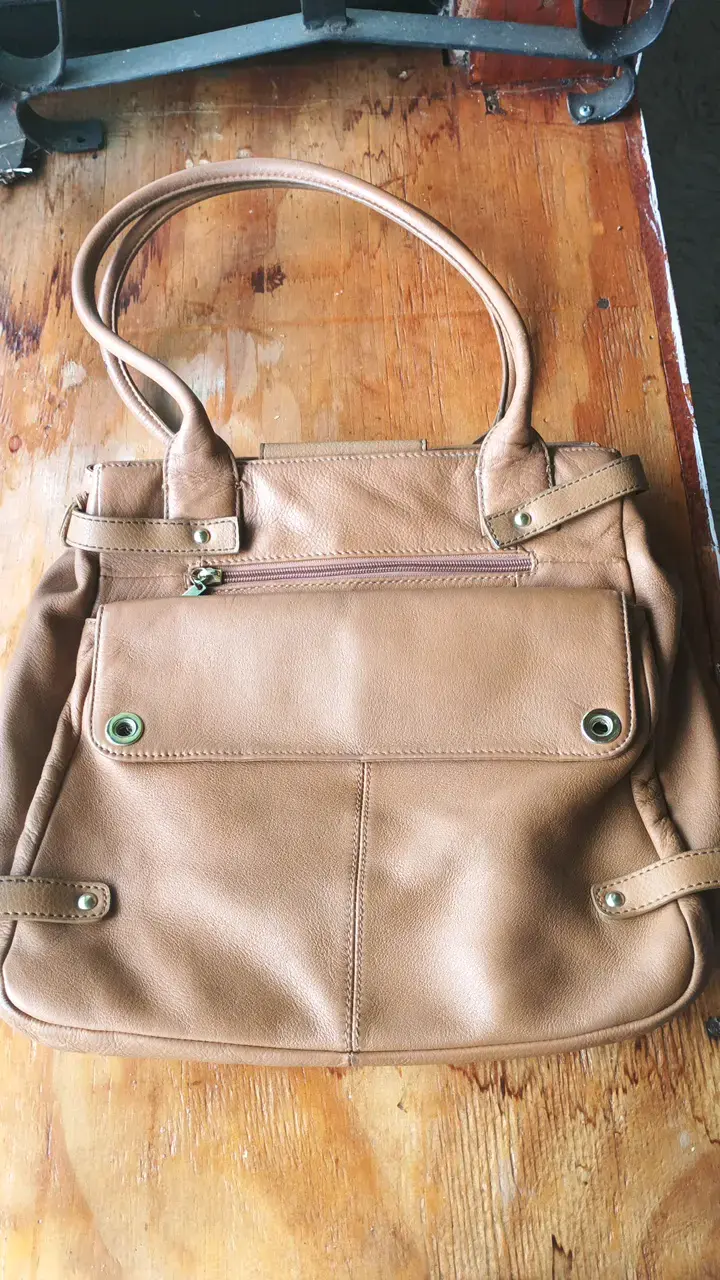 Bolso de cuero sintético color camel - 2