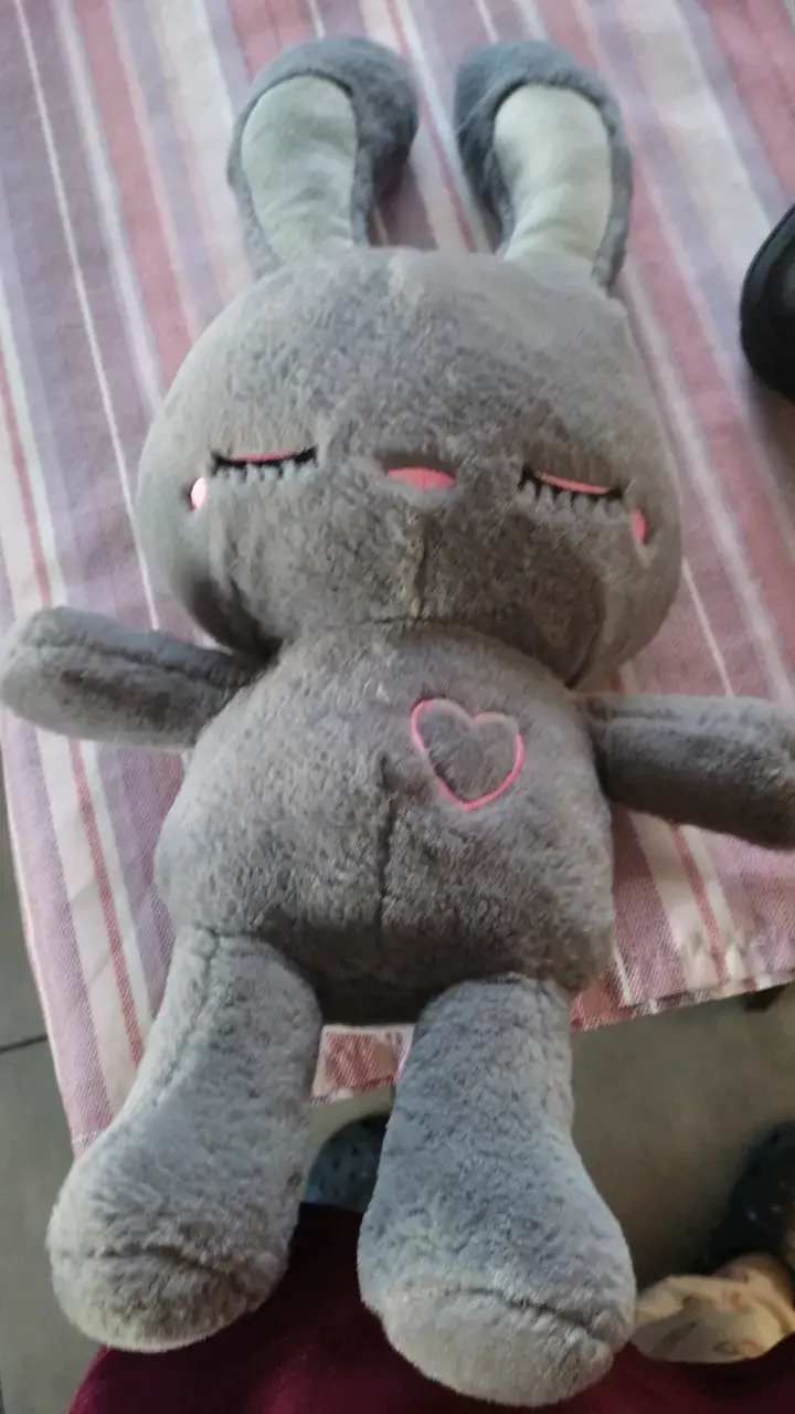 Peluche conejo gris con corazón bordado