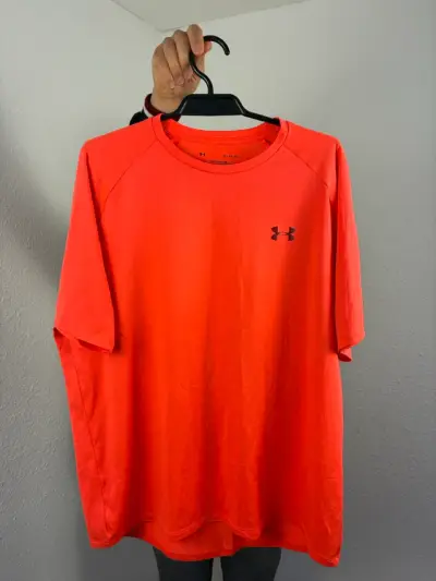 ♻️Polera deportiva roja Under Armour talla XL - miniatura 1