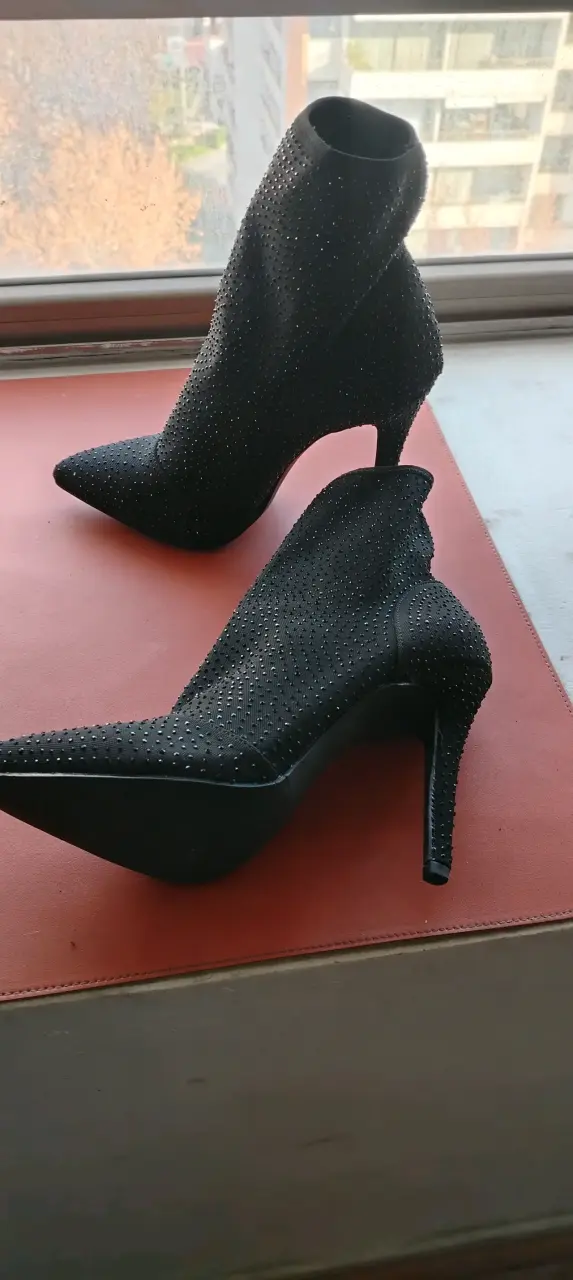 Botines negros con tacón alto y brillantes