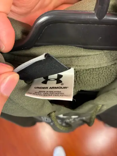 ♻️Polerón verde Under Armour con capucha - miniatura 3